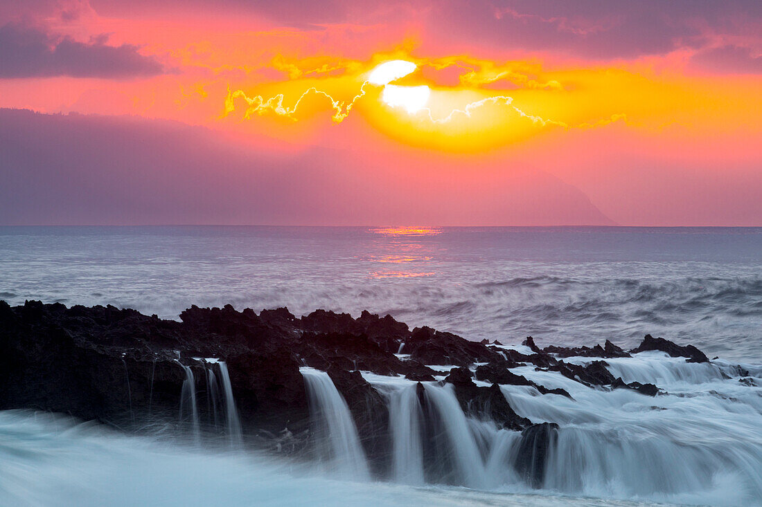 Crashing Wellen während des Sonnenuntergangs und eine hohe Schwelle Episode in Shark's Cove, an der Nordküste von Oahu, Hawaii.
