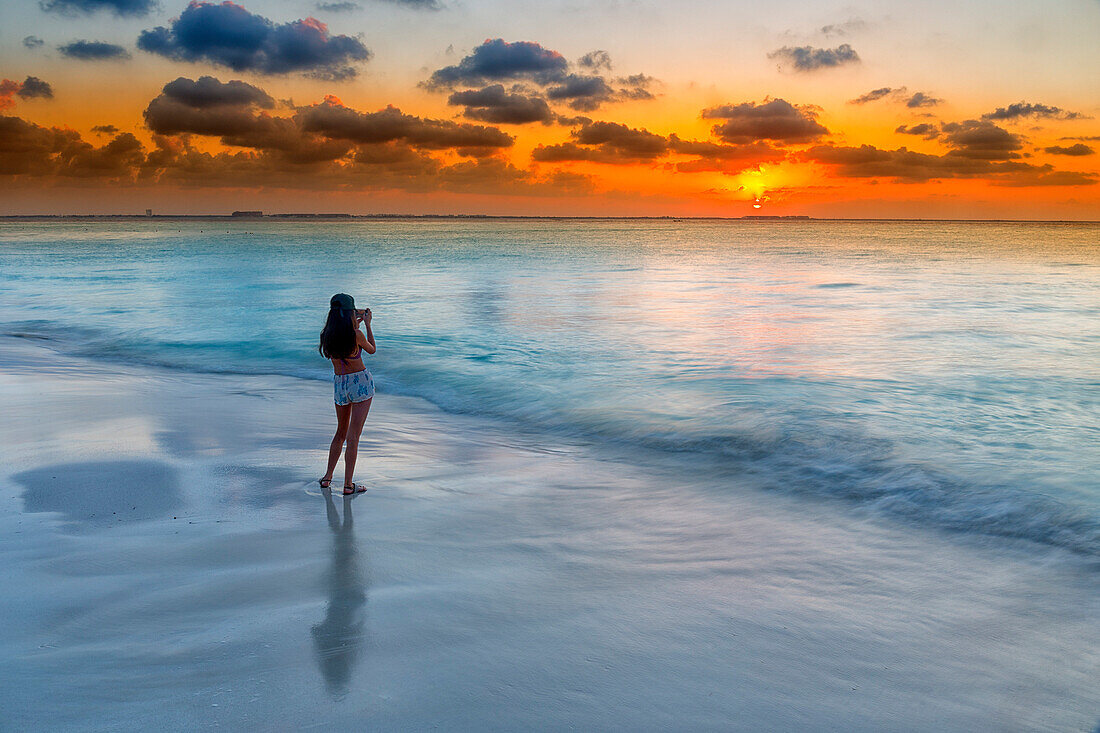 Foto von Frau fotografieren Karibik am Strand bei Sonnenuntergang, Isla Mujeres, Halbinsel Yucatan, Mexiko