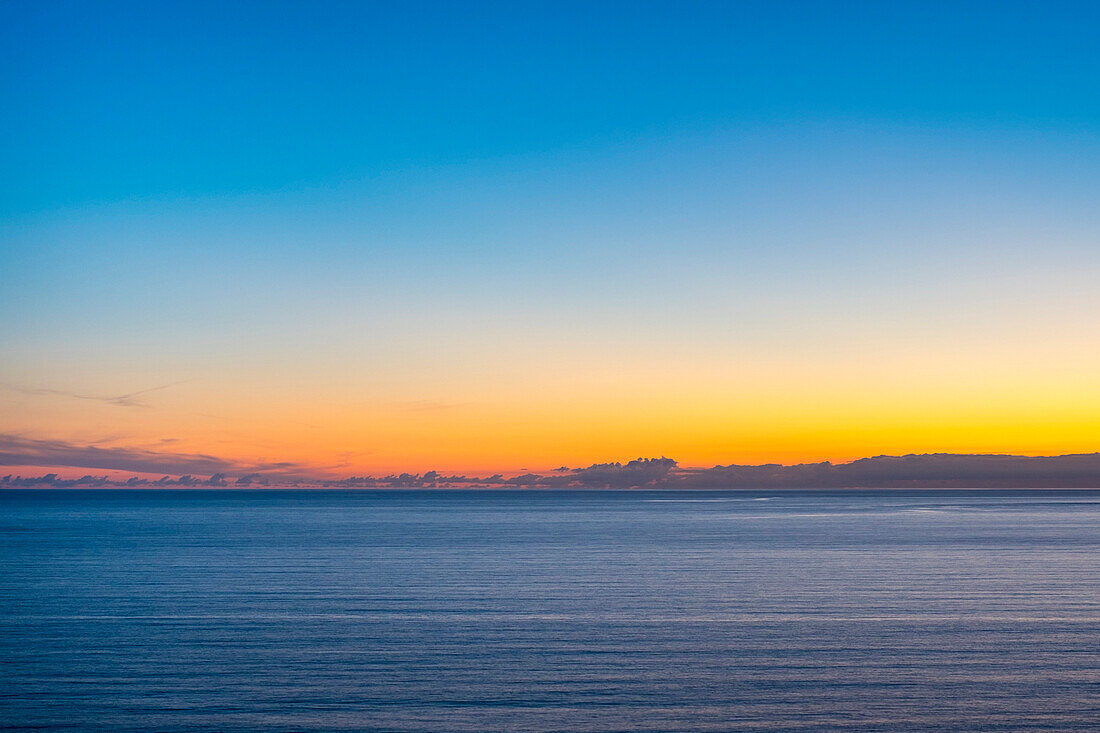 Schöne Aussicht auf Meer und Himmel bei Sonnenuntergang, Pointe de Dinan, Presquile de Crozon, Regionaler Naturpark Armorica, Crozon, Finistère, Bretagne, Frankreich