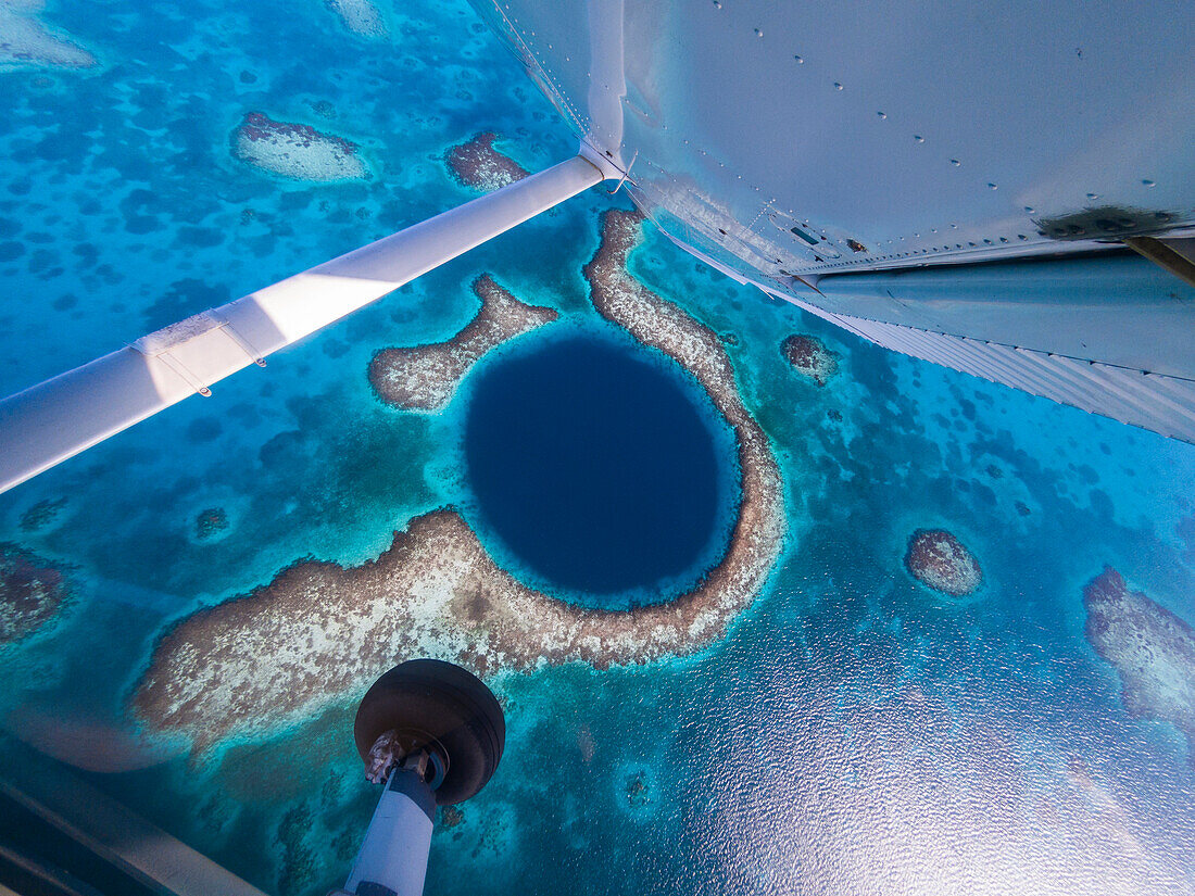 Blick vom fliegenden Flugzeug des Great Blue Hole, Belize
