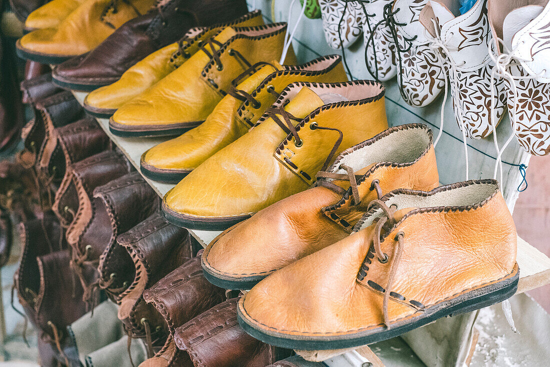 Detail der handgefertigten marokkanischen Schuhe, Medina, Marrakesch, Marokko