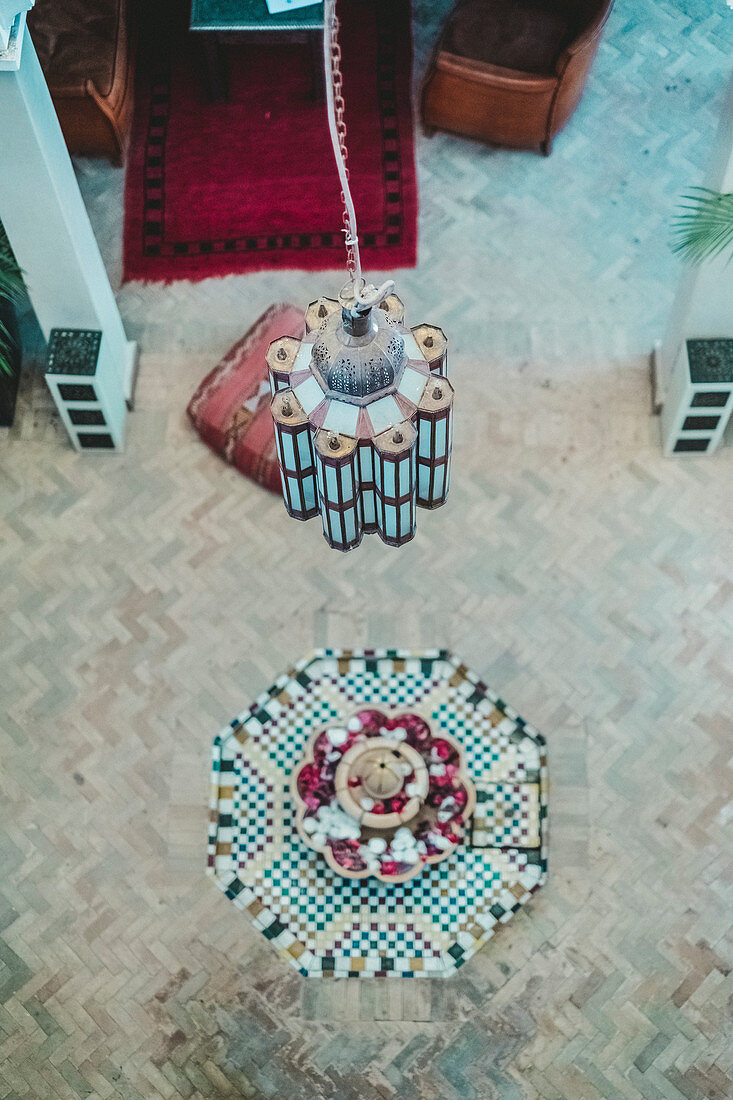 Details der arabischen Architektur mit Lampe und Boden, Marrakesch, Marokko