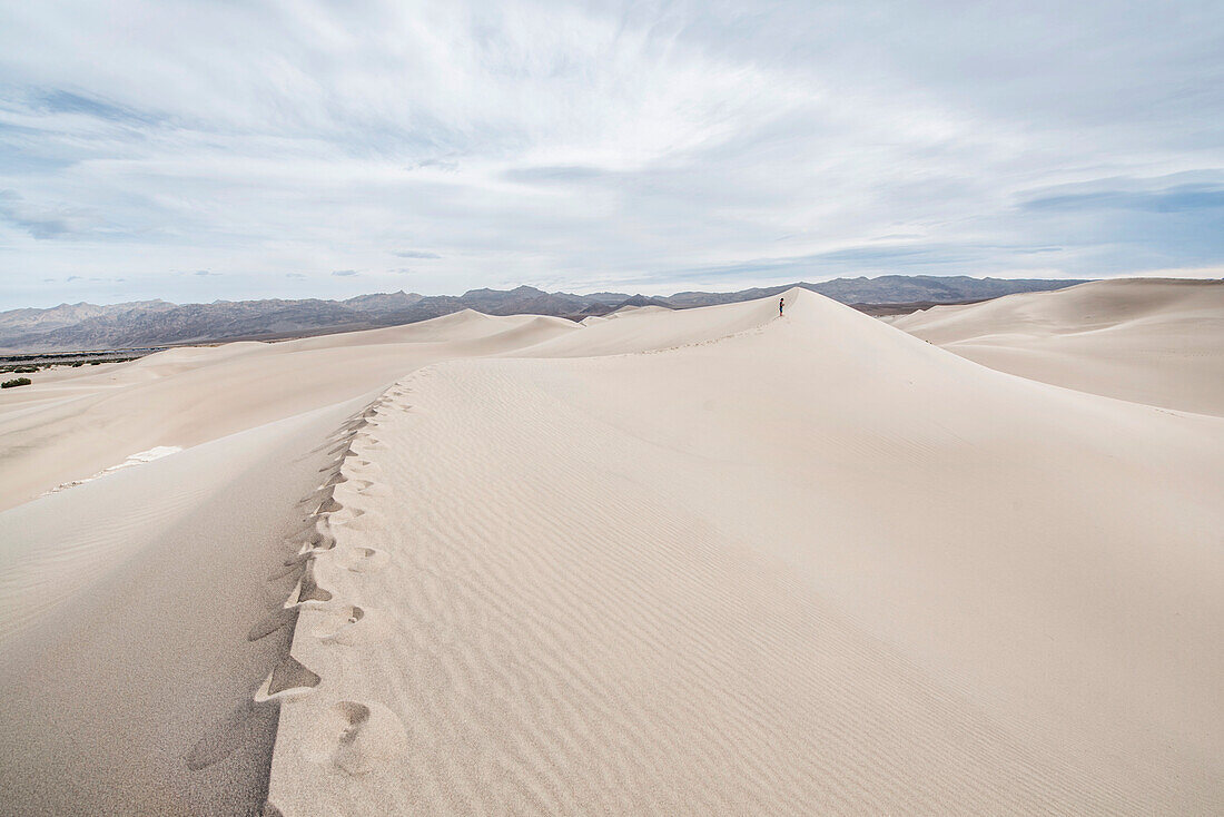Wolken über Mesquite flachen Sanddünen im Death Valley National Park, Kalifornien, USA