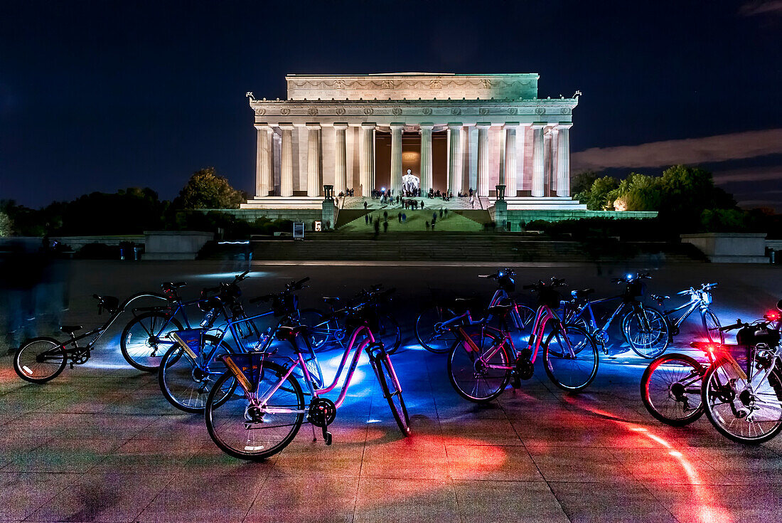 Eine Gruppe von Fahrrädern vor dem Lincoln Memorial in der Nacht in Washington DC