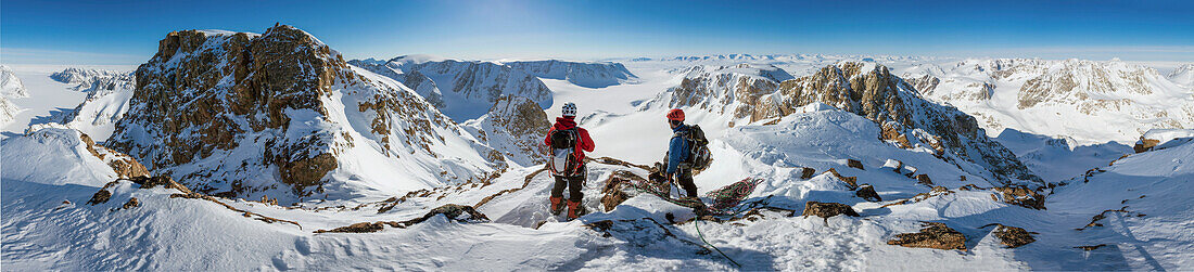 Bergsteiger Simon Yeats und Daniel Bull erkunden verschneite Landschaft