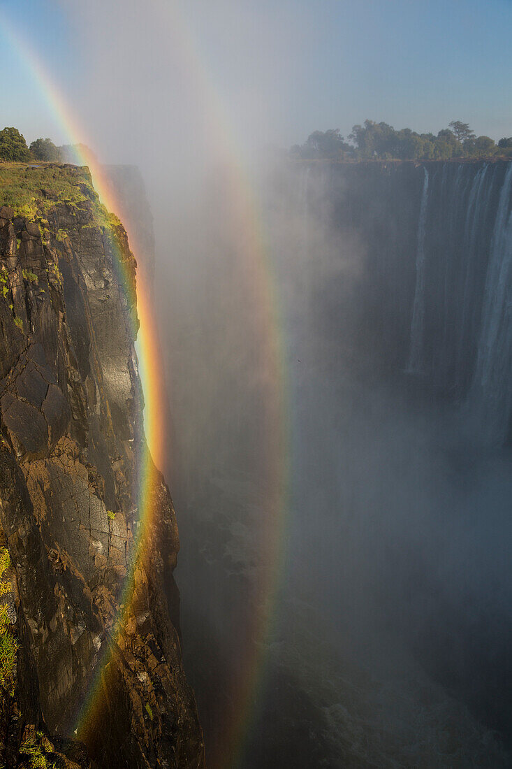Ein doppelter Regenbogen bei Victoria Falls in Simbabwe