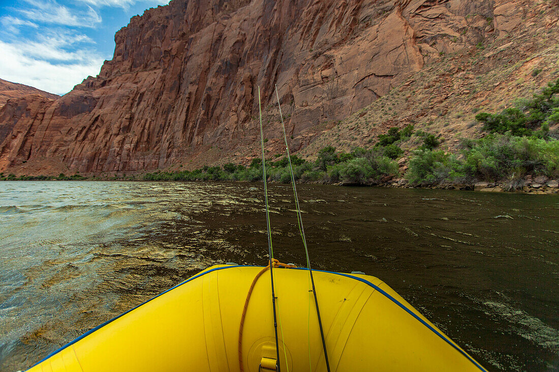 Zwei Angelruten hängen an der Vorderseite eines Floßes im Grand Canyon