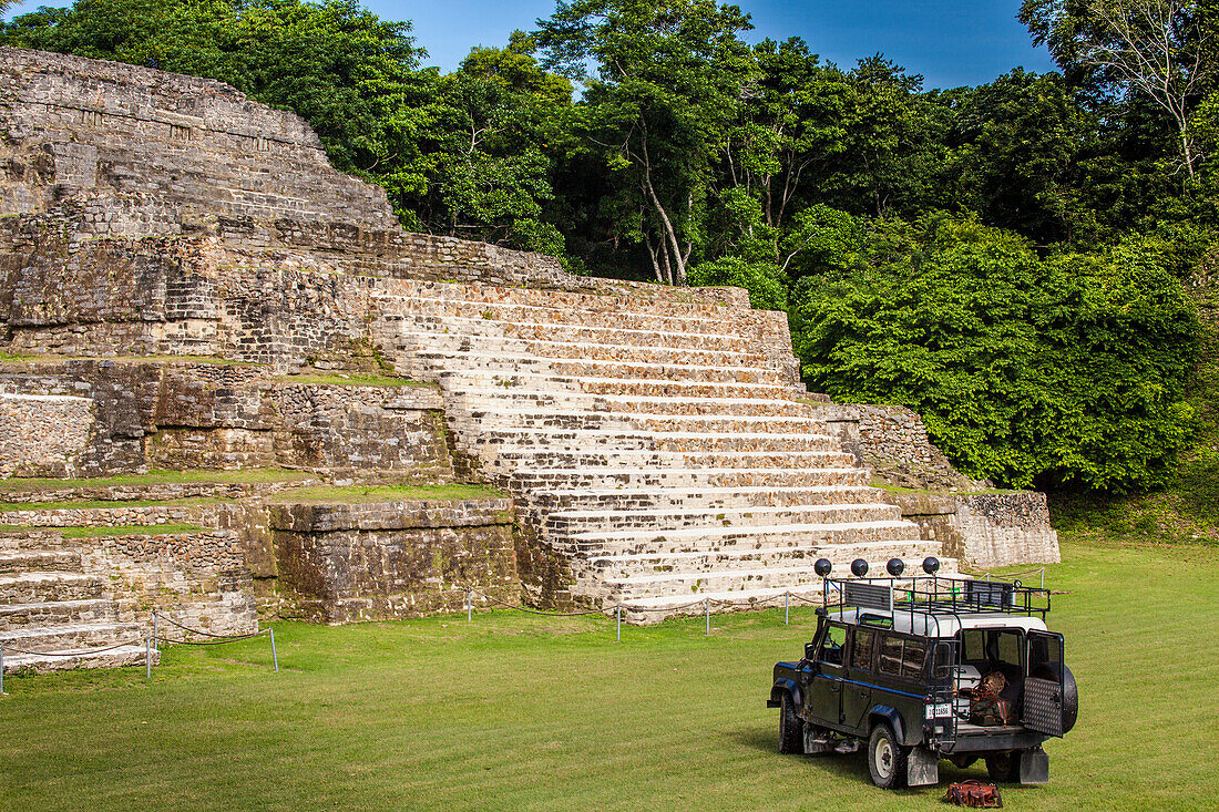 Alter Land Rover auf Maya-Ruinen in Belize