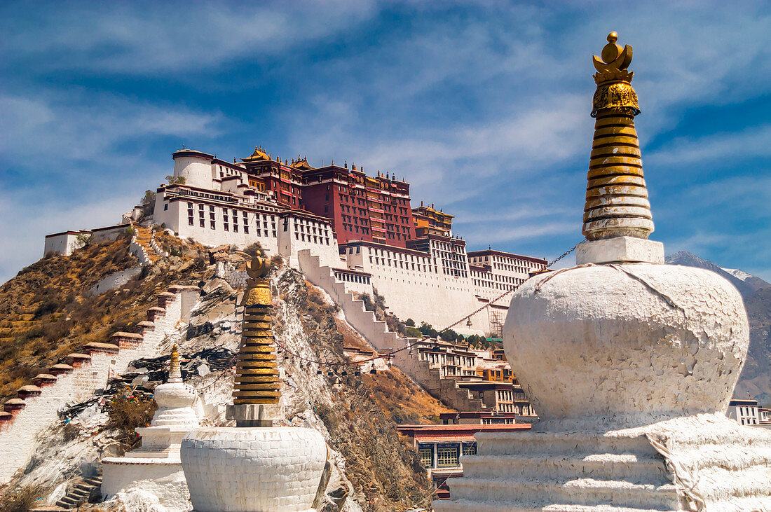 Chortens sitzen auf Chokpo Ri vor dem Potala-Palast, Lhasa, Tibet