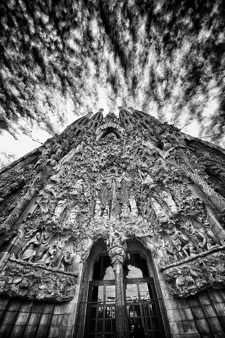 Antoni Gaudis Basilika La Sagrada Familia liegt unter einer auffallenden Wolkenformation