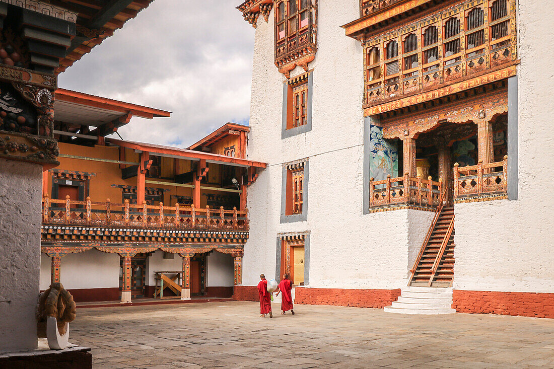 Zwei Mönche, die im Tempel von Punakha Dzong, Bhutan gehen