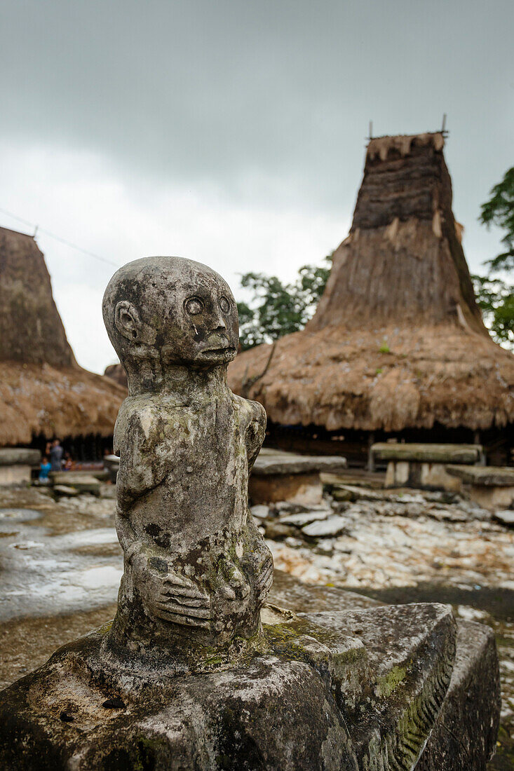 Steinstatue im traditionellen Dorf der Insel Sumba, Indonesien