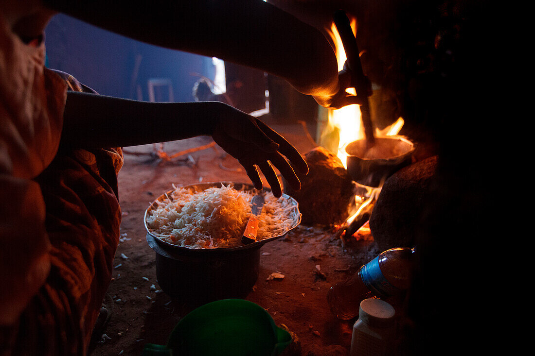 Ester Hodari, 22 Jahre alt, kocht das Abendessen mit dem traditionellen Drei-Steine-Kochherd mit einem Feuer in der Mitte. Diese Kochöfen verwenden viel Treibstoff, Brennholz, und produzieren viel Rauch. Ester erzählte uns, dass das Kochen mit dieser Art 