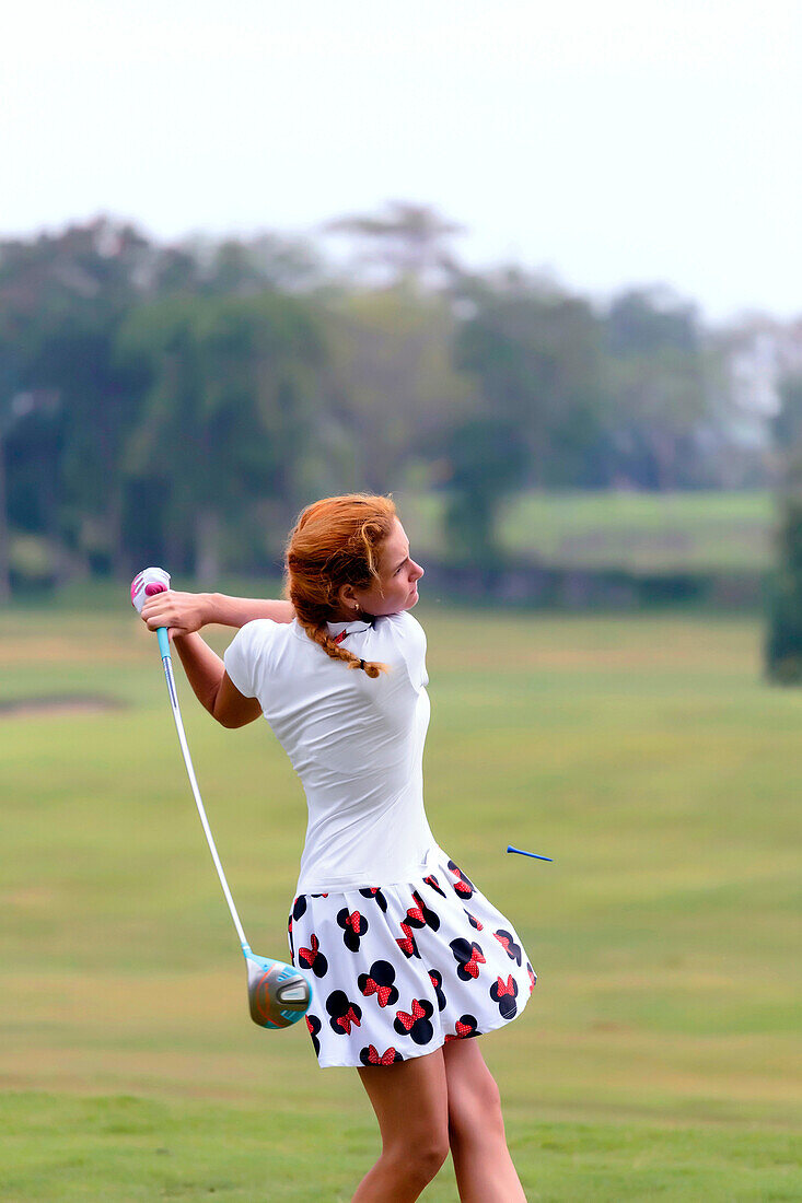 Junge Frau spielt Golf, Bali, Indonesien