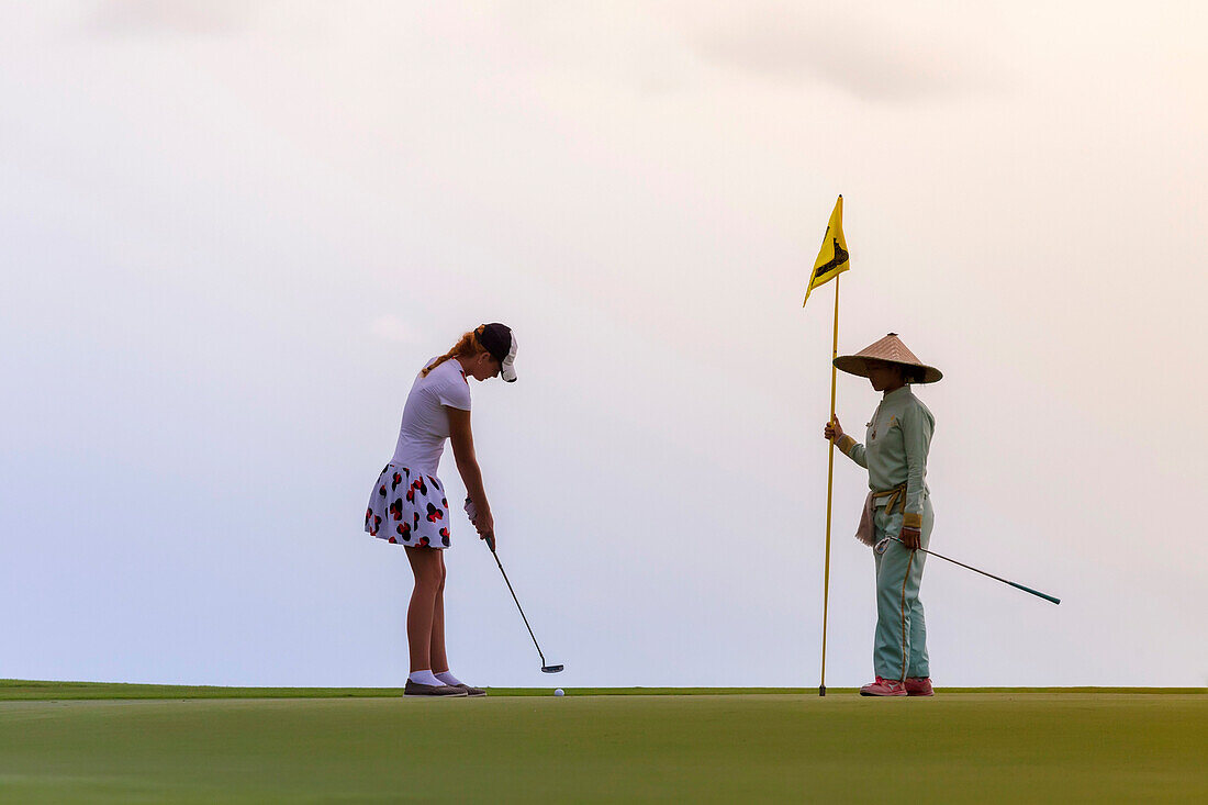Golfspieler und Caddy, Bali, Indonesien