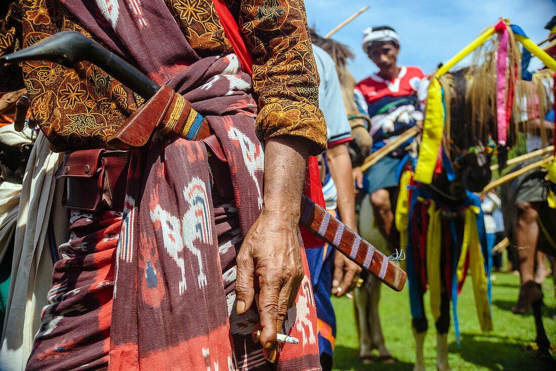 Männer tragen traditionelle bunte Kostüme auf Pasola Festival, Insel Sumba, Indonesien