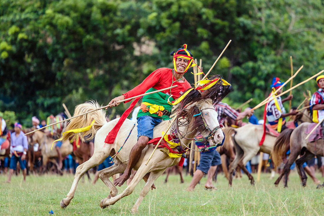 Man reitet Pferd mit Speer und konkurriert auf Pasola Festival, Sumba Island, Indonesien