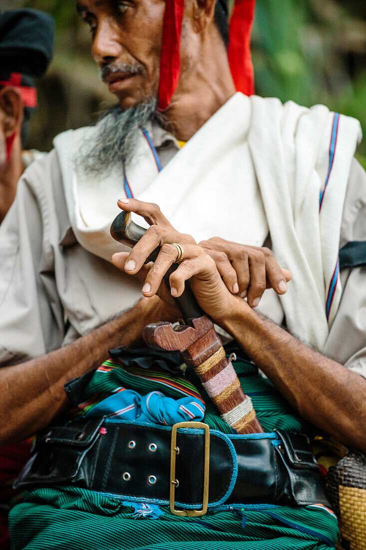 Reifer Mann trägt Tracht, Pasola Festival, Sumba Island, Indonesien