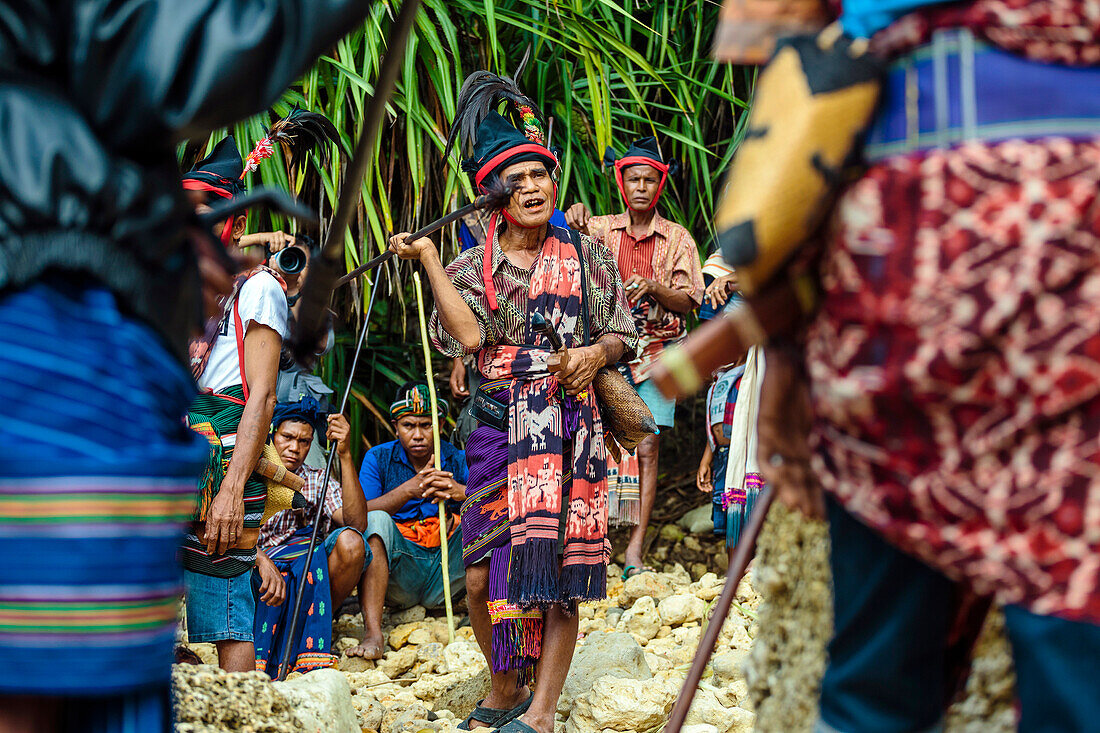 Mann mit Speer Teilnahme an der Zeremonie vor Pasola Festival, Sumba Island, Indonesien