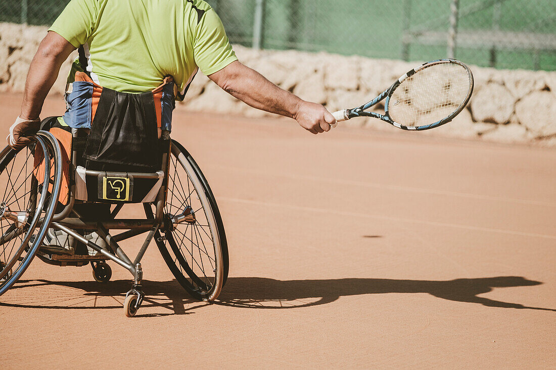 Österreichischer paralympischer Tennisspieler auf Tennisplatz