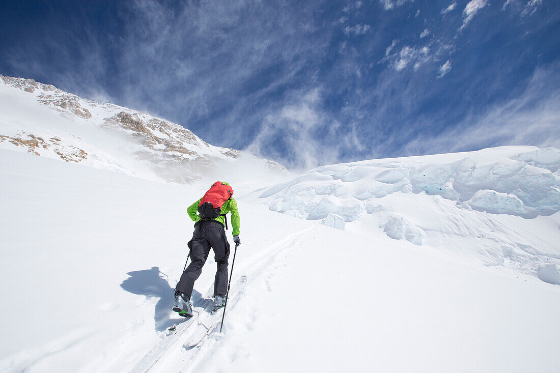 Ein Skibergsteiger auf seinem Weg zu 14.000 Fuß auf Denali in Alaska.