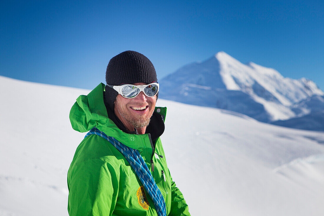 Ein Porträt von Bergsteiger und Kletterführer Dave Weber an den Hängen von Denali in Alaska.
