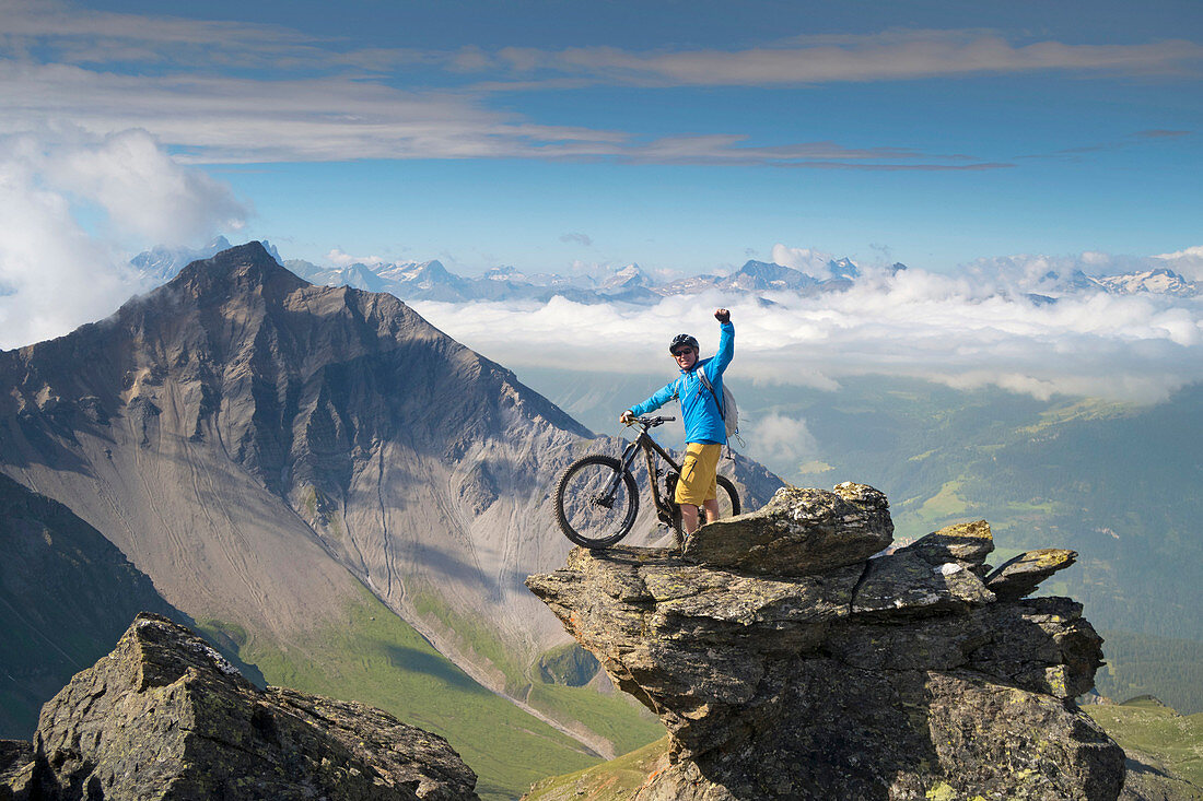 Erfolgreicher Mountainbiker erreichen die Spitze des Berges in der Schweiz