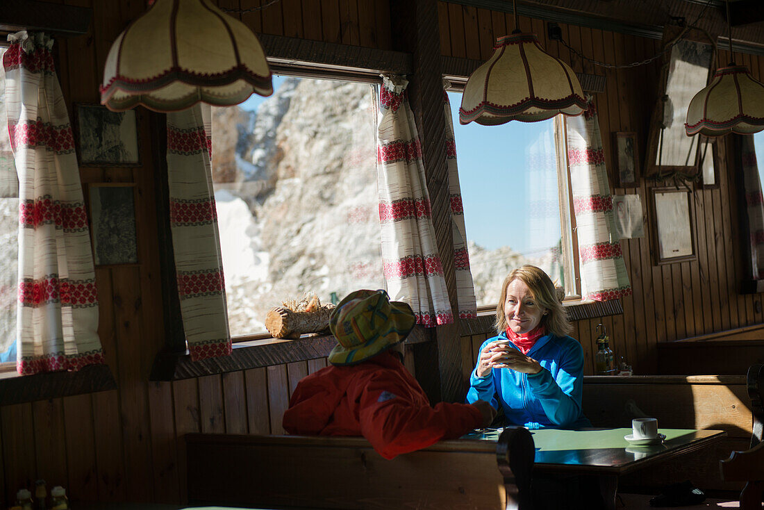 Ein Paar, das einen Kaffee innerhalb der Rifugio Lorenzi im Cristallo-Gebirgszug hat