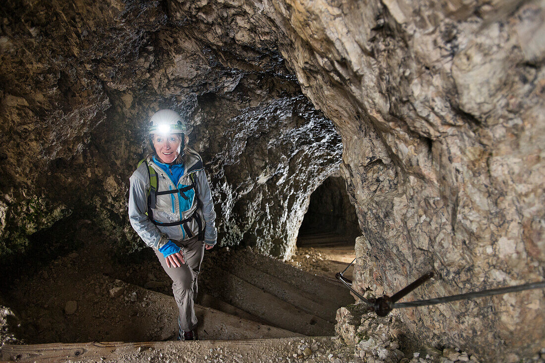 Frau, die durch die Tunnel bei Lagazuoi Falzarego Berg wandert