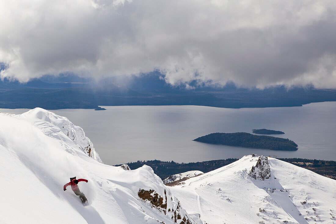 Ein Snowboarder macht ein Pulver und spritzt Schnee in die Luft