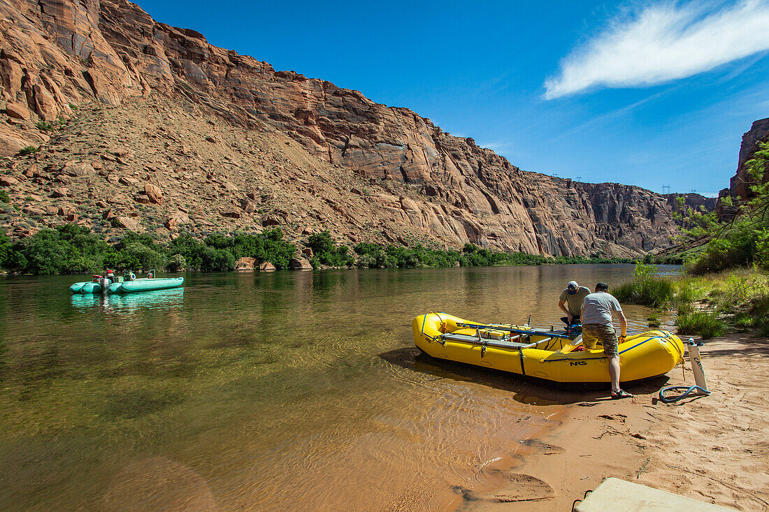 Zwei Leute, die das Floß nahe dem Glen Canyon-Damm im Grand Canyon laden