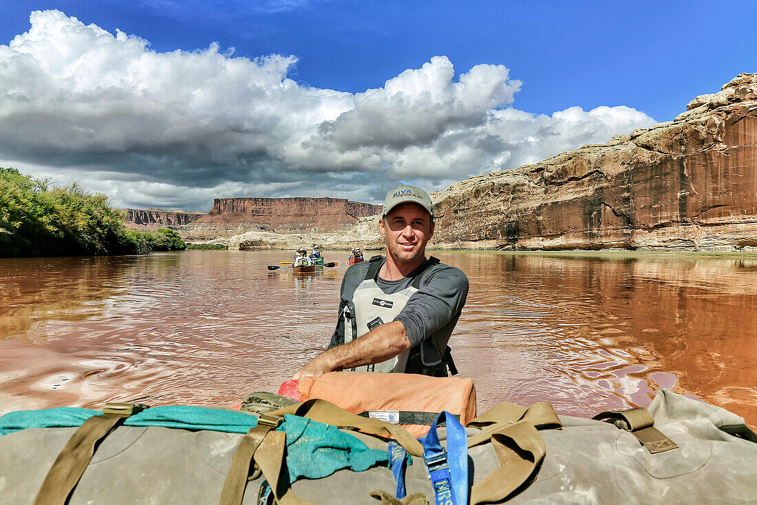 Man Canoeing nach einer Flut auf dem Green River im Canyonlands National Park, Utah