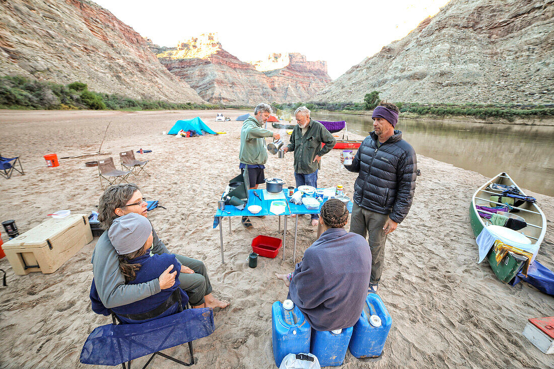 Gruppe der Familie in der Nähe von Camp Küche in der Nähe von Colorado River im Canyonlands National Park, Utah
