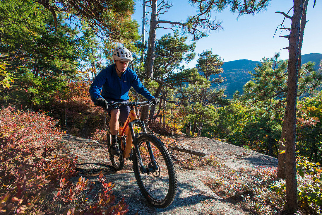 Mountain Biker Reiten auf den nackten Granitplatten der Whitehorse Ledge, New Hampshire