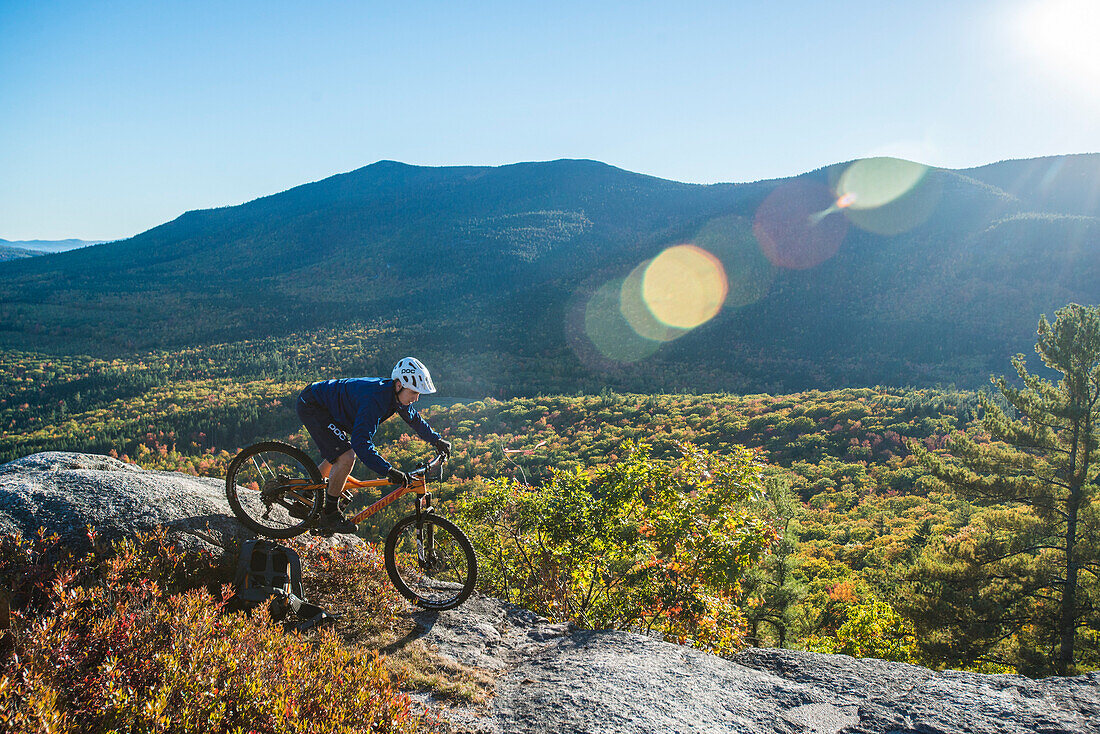 Mountain Biker Reiten auf den nackten Granitplatten der Whitehorse Ledge, New Hampshire