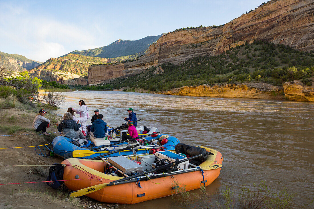 Gruppe von Leuten, die auf den Yampa und grünen Flüssen durch Dinosaur National Monument raften