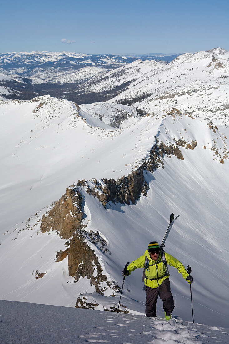 Person Wandern In Snowy Region In Lake Tahoe, Kalifornien, Verwenden