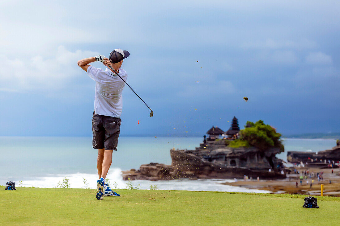 Junger Mann spielt Golf, Bali, Indonesien