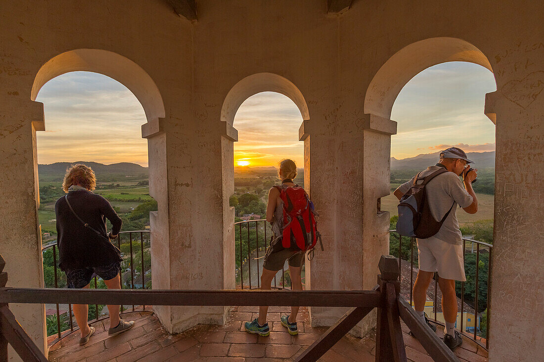 Drei Toursits genießen den Blick auf Valle do los Ingenios vom Aussichtsturm