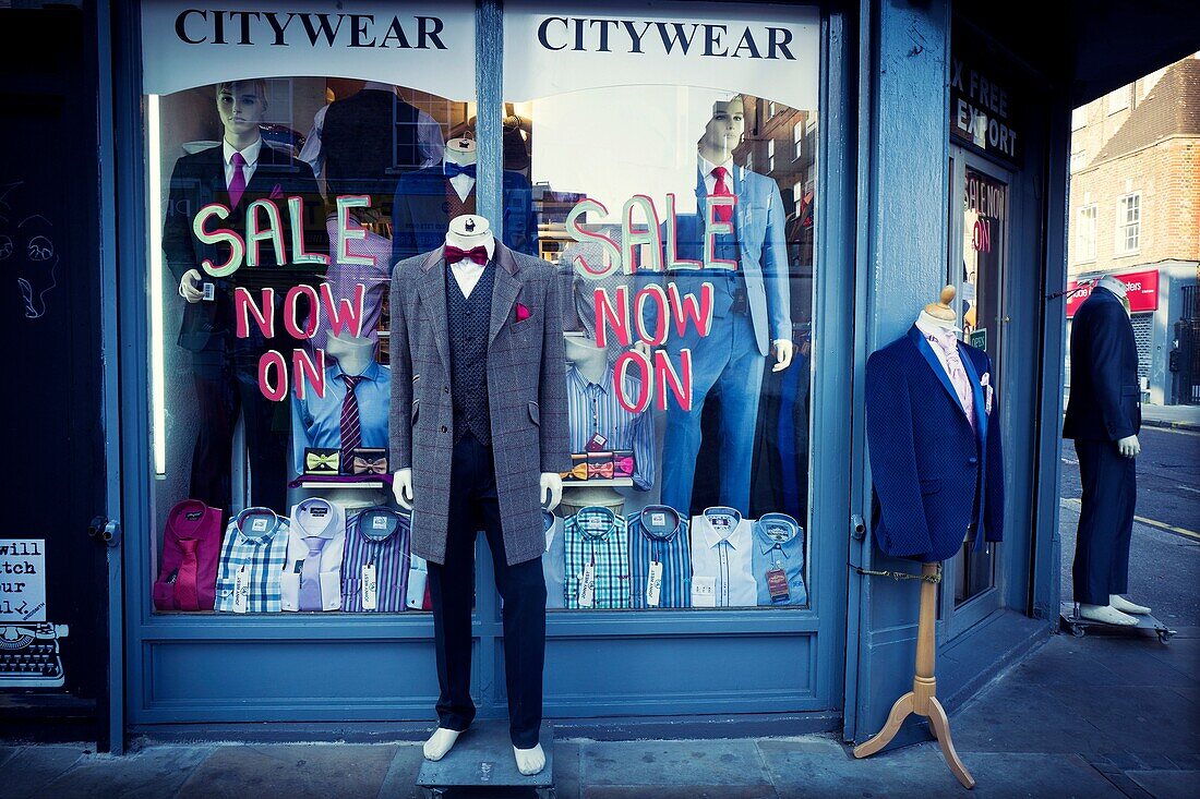 'Fassade eines Bekleidungsgeschäfts mit mehreren Schaufensterpuppen in modischer Kleidung und einem ''Sale'' -Schild. Petticoat-Gassenmarkt, East End, London, England'