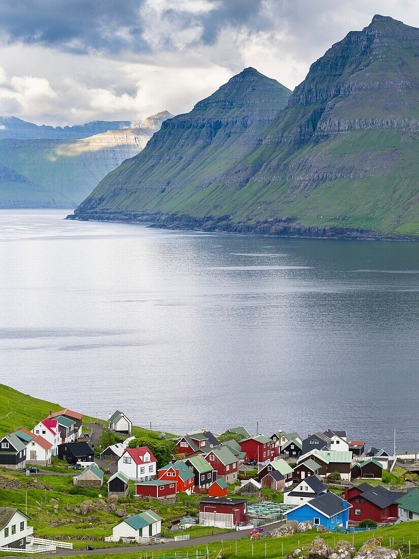 Village Funningur, im Hintergrund Funningsfjordur, Leiriksfjordur und die Insel Kalsoy. Die Insel Eysturoy ist eine der beiden großen Inseln der Färöer im Nordatlantik. Europa, Nordeuropa, Dänemark, Färöer.