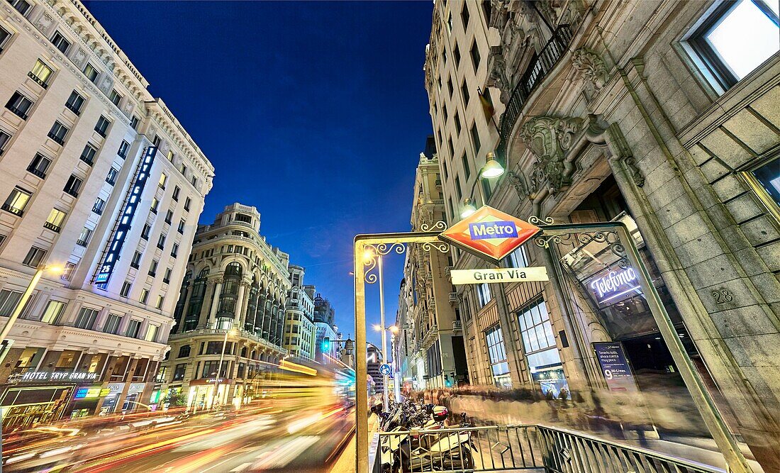 Nachtleben in der Gran Via Straße. Madrid, Spanien.