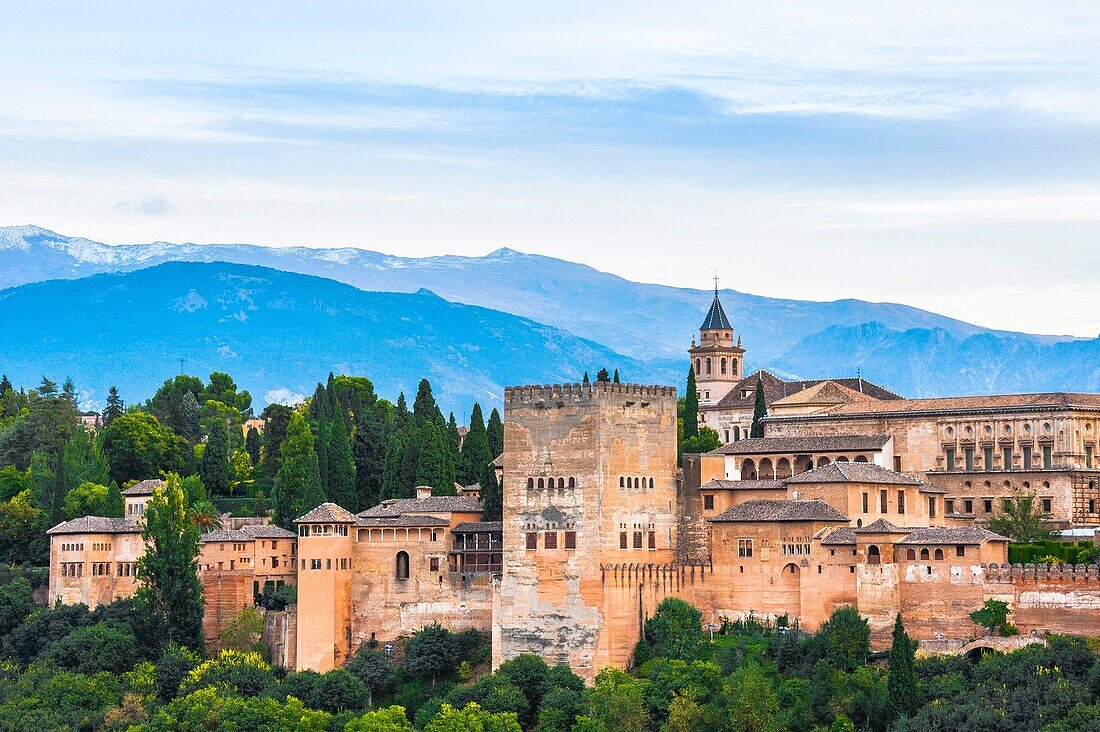 Alhambra in Granada und die Berge, Andalusien, Spanien.