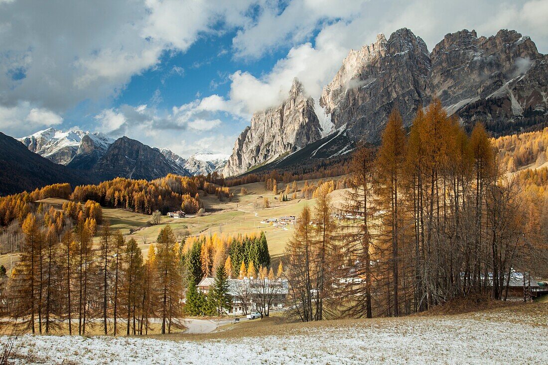 Herbstnachmittag in den Dolomiten in der Nähe von Cortina d'Ampezzo, Italien.