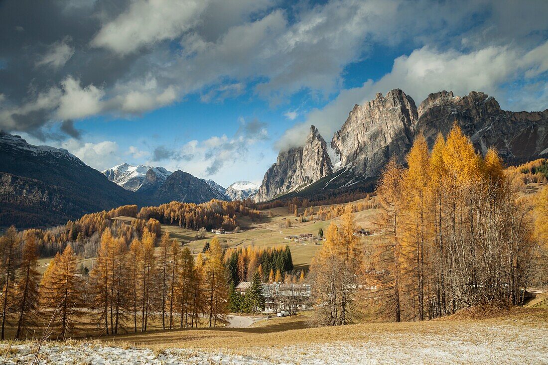 Herbstnachmittag in den Dolomiten in der Nähe von Cortina d'Ampezzo, Italien.