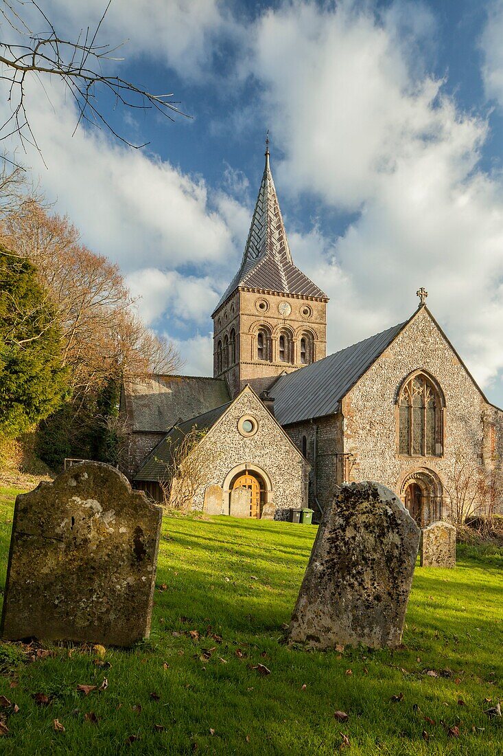 Herbstnachmittag in der Allerheiligenkirche in East Meon, Hampshire, England.