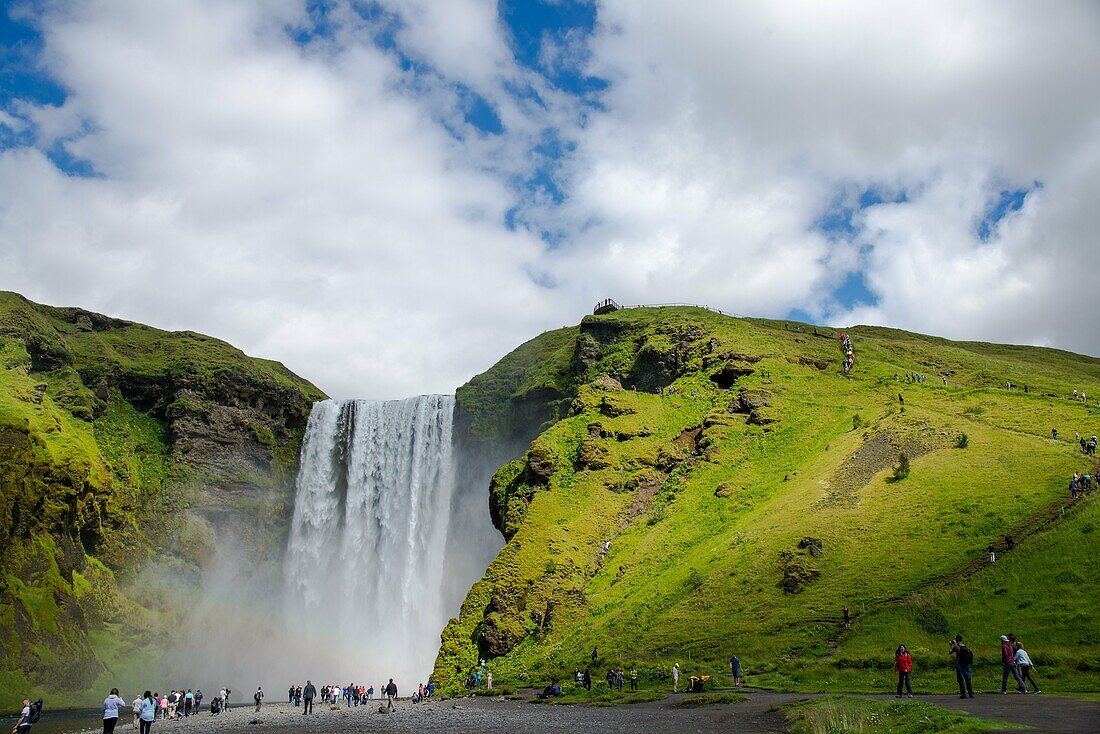 Skogafoss Wasserfall mit Regenbogen in Island
