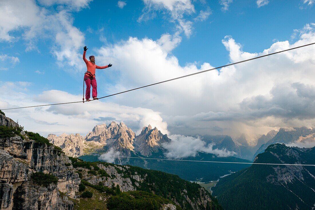 Monte Piana, Auronzo, Misurina, Dolomiten, Venetien, Italien, Faith Dickey, die eine Highline (Slackline) macht.