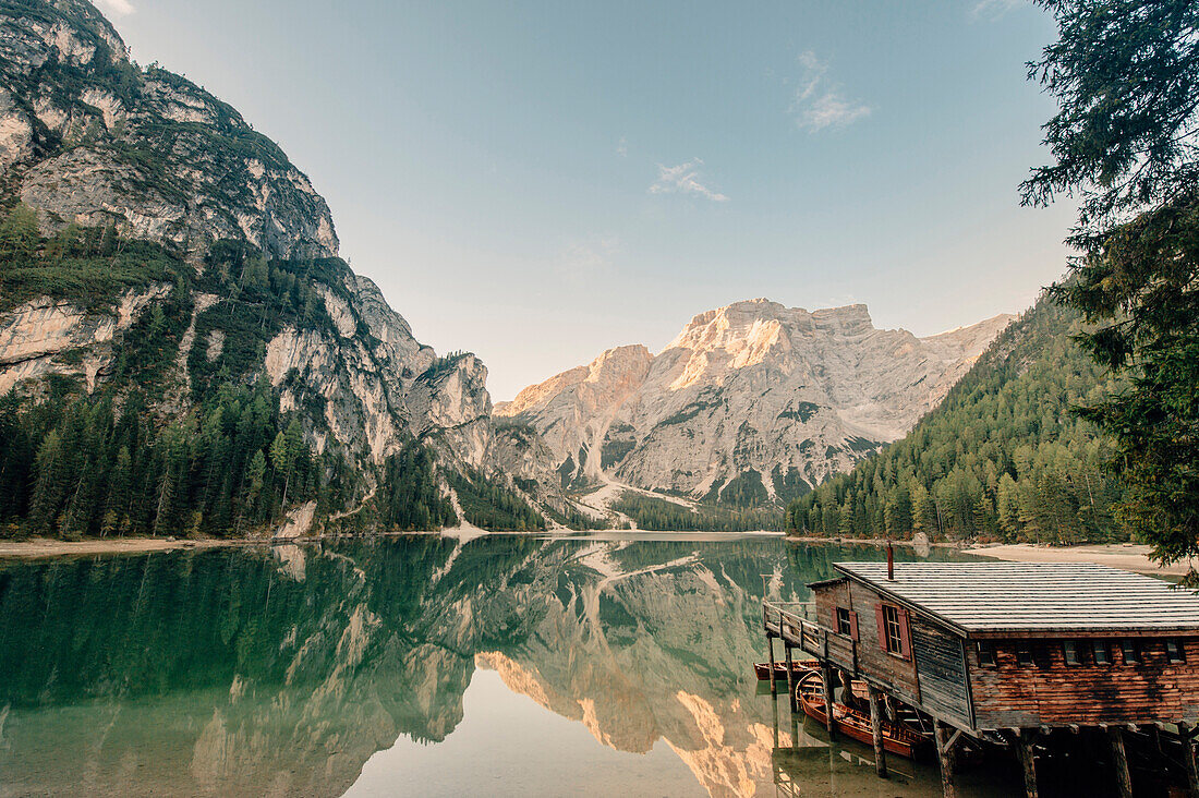 Bootshaus am Pragser Wildsee, Dolomten, Südtirol, Trentino,  Italien, Europa