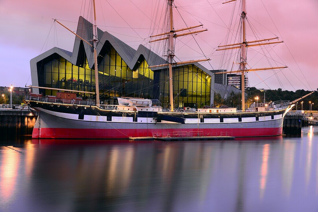 Altes Segelschiff am Riverside Museum am River Clyde, Glasgow, Schottland